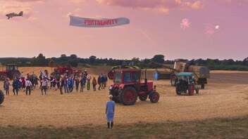 Crvene zvijezde iznad polja