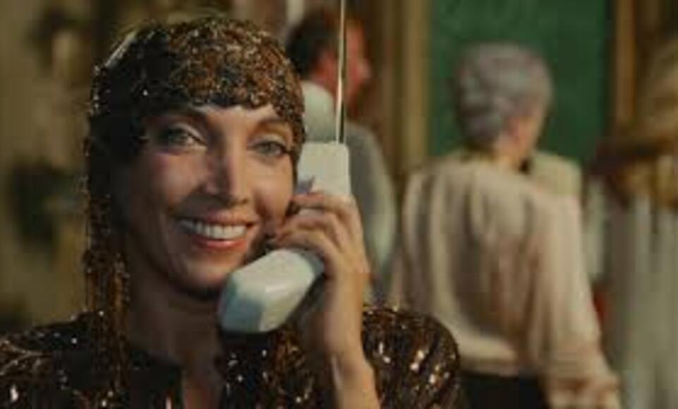 Ljetna noć s grčkim profilom, bademastim očima i mirisom bosiljka